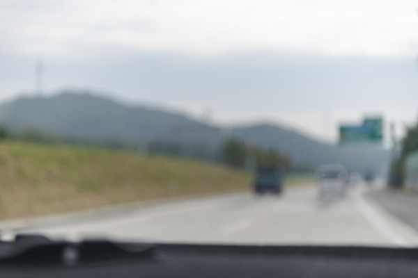 포토 JPG 주간 도로 자동차 하늘 풍경 사람없음 야외 드라이브 운전 소프트포커스 안전운전 차안 국내포토 자연요소 길 육상교통 교통시설 모션 촬영기법 교통안전 파일형식