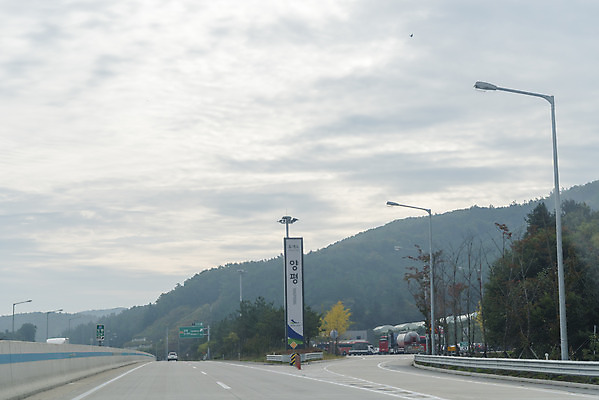 포토 JPG 주간 구름 도로 자동차 하늘 풍경 사람없음 야외 드라이브 운전 고속도로 안전운전 차안 휴게소 국내포토 자연요소 길 육상교통 교통시설 모션 휴식 교통안전 파일형식