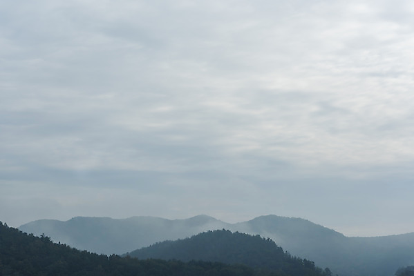 포토 JPG 주간 구름 도로 자동차 하늘 산 풍경 사람없음 야외 드라이브 운전 안전운전 차안 국내포토 자연요소 길 육상교통 교통시설 모션 교통안전 파일형식