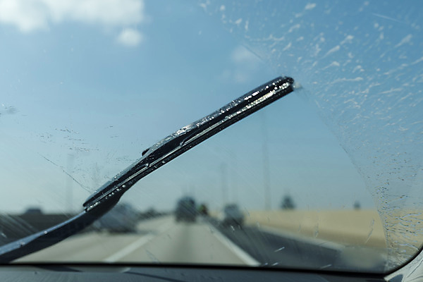 포토 JPG 주간 도로 자동차 유리 하늘 풍경 사람없음 야외 드라이브 운전 안전운전 차안 와이퍼 국내포토 자연요소 길 육상교통 교통시설 모션 재질 교통안전 파일형식