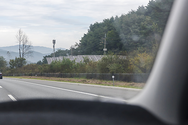 포토 JPG 주간 도로 자동차 풍경 사람없음 야외 드라이브 운전 집열판 안전운전 차안 국내포토 자연요소 길 육상교통 교통시설 모션 태양에너지 교통안전 파일형식