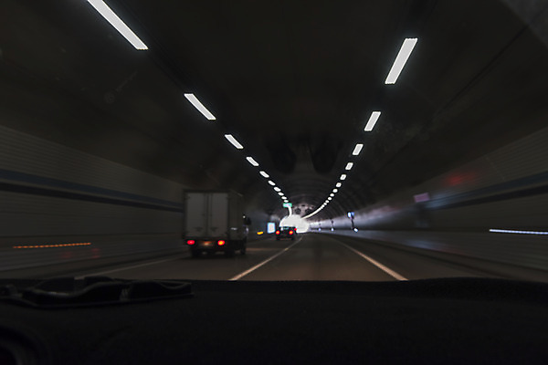 포토 JPG 주간 도로 자동차 풍경 사람없음 야외 빛 어둠 드라이브 운전 터널 안전운전 차안 국내포토 자연요소 길 육상교통 교통시설 모션 교통안전 파일형식