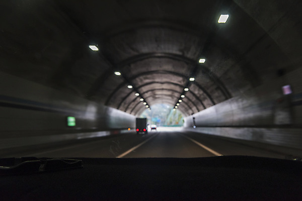 포토 JPG 주간 도로 자동차 풍경 사람없음 야외 빛 어둠 드라이브 운전 터널 안전운전 차안 국내포토 자연요소 길 육상교통 교통시설 모션 교통안전 파일형식