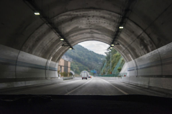 포토 JPG 주간 도로 자동차 풍경 사람없음 야외 빛 어둠 드라이브 운전 터널 안전운전 차안 국내포토 자연요소 길 육상교통 교통시설 모션 교통안전 파일형식