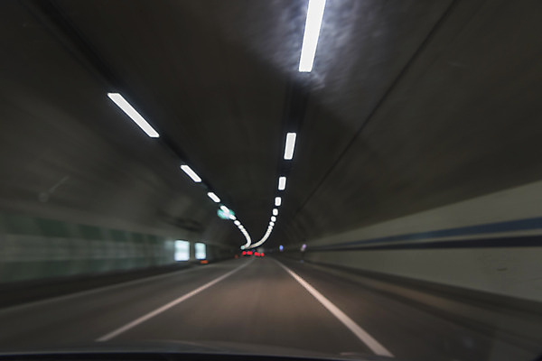 포토 JPG 주간 도로 자동차 풍경 사람없음 야외 빛 어둠 드라이브 운전 터널 안전운전 차안 국내포토 자연요소 길 육상교통 교통시설 모션 교통안전 파일형식