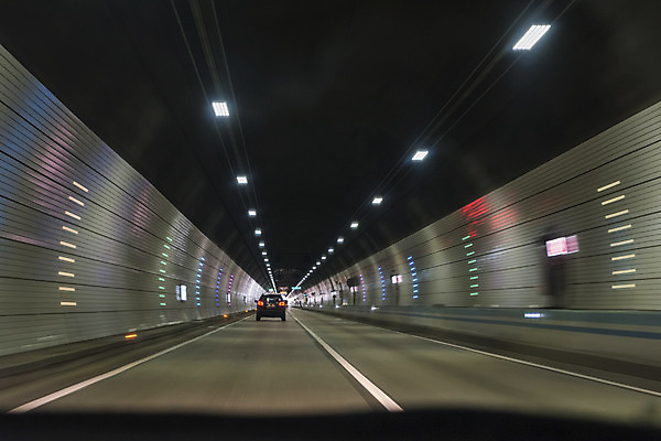 포토 JPG 주간 도로 자동차 풍경 사람없음 야외 빛 어둠 드라이브 운전 터널 안전운전 차안 국내포토 자연요소 길 육상교통 교통시설 모션 교통안전 파일형식