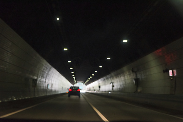 포토 JPG 주간 도로 자동차 풍경 사람없음 야외 빛 어둠 드라이브 운전 터널 안전운전 차안 국내포토 자연요소 길 육상교통 교통시설 모션 교통안전 파일형식