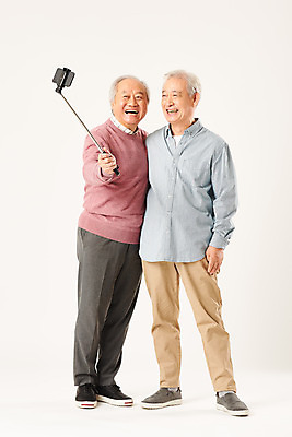 포토 JPG 스튜디오촬영 전신 할아버지 노년 남자 모션 실내 정보기술 서기 미소 누끼 두명 앞모습 옆모습 친구 실버라이프 스마트폰 우정 한국인 즐거움 흰배경 70대 IT산업 셀카봉 노인남자만 4차산업 국내포토 라이프스타일 감정 산업 뷰포인트 백그라운드 관계 기술 표정 사람 동양인 성인 내부 핸드폰 스마트기기 흰색 남자만 노인만 파일형식