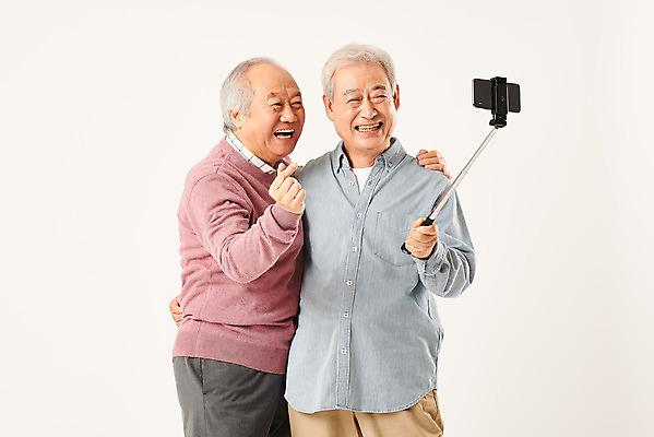 포토 JPG 스튜디오촬영 할아버지 노년 남자 모션 실내 정보기술 서기 미소 누끼 상반신 두명 앞모습 옆모습 친구 실버라이프 스마트폰 우정 한국인 즐거움 흰배경 70대 IT산업 손하트 셀카봉 노인남자만 4차산업 국내포토 라이프스타일 감정 산업 뷰포인트 백그라운드 관계 기술 표정 사람 동양인 손짓 성인 내부 핸드폰 스마트기기 흰색 남자만 노인만 파일형식