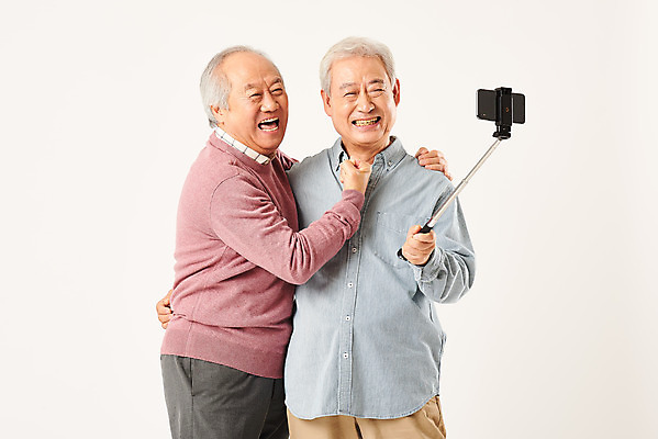 포토 JPG 스튜디오촬영 할아버지 노년 남자 모션 실내 정보기술 서기 미소 누끼 상반신 두명 앞모습 옆모습 친구 실버라이프 스마트폰 주먹 우정 한국인 즐거움 흰배경 70대 IT산업 셀카봉 노인남자만 4차산업 국내포토 라이프스타일 감정 산업 뷰포인트 백그라운드 관계 기술 표정 사람 동양인 성인 내부 핸드폰 스마트기기 흰색 남자만 노인만 파일형식