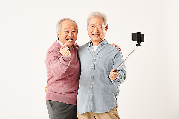 포토 JPG 스튜디오촬영 할아버지 노년 남자 모션 실내 정보기술 서기 미소 누끼 상반신 두명 앞모습 옆모습 친구 실버라이프 스마트폰 우정 한국인 즐거움 흰배경 70대 IT산업 손하트 셀카봉 노인남자만 4차산업 국내포토 라이프스타일 감정 산업 뷰포인트 백그라운드 관계 기술 표정 사람 동양인 손짓 성인 내부 핸드폰 스마트기기 흰색 남자만 노인만 파일형식