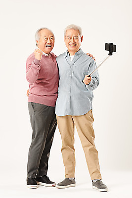포토 JPG 스튜디오촬영 전신 할아버지 노년 남자 모션 실내 정보기술 서기 미소 누끼 두명 앞모습 옆모습 친구 실버라이프 스마트폰 주먹 우정 한국인 즐거움 흰배경 70대 IT산업 셀카봉 노인남자만 4차산업 국내포토 라이프스타일 감정 산업 뷰포인트 백그라운드 관계 기술 표정 사람 동양인 성인 내부 핸드폰 스마트기기 흰색 남자만 노인만 파일형식
