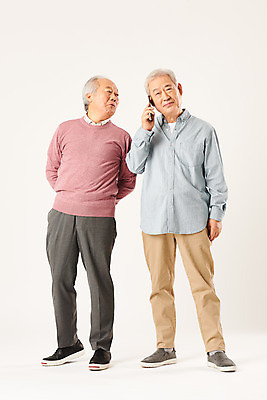 포토 JPG 스튜디오촬영 전신 할아버지 노년 남자 모션 실내 정보기술 서기 누끼 두명 앞모습 친구 실버라이프 스마트폰 우정 한국인 엿보기 흰배경 70대 통화 IT산업 노인남자만 4차산업 국내포토 라이프스타일 산업 뷰포인트 백그라운드 관계 기술 사람 동양인 성인 내부 핸드폰 스마트기기 흰색 남자만 노인만 파일형식