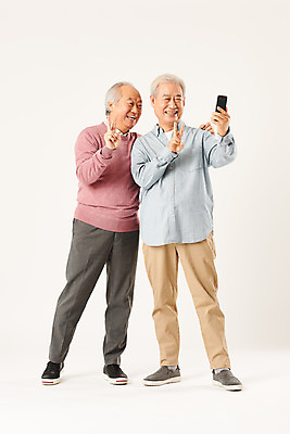 포토 JPG 스튜디오촬영 전신 할아버지 노년 남자 모션 실내 정보기술 서기 미소 누끼 두명 앞모습 친구 실버라이프 스마트폰 우정 한국인 셀프카메라 흰배경 브이 70대 IT산업 노인남자만 4차산업 국내포토 라이프스타일 산업 뷰포인트 백그라운드 관계 기술 표정 사람 동양인 손짓 성인 내부 핸드폰 스마트기기 사진촬영 흰색 남자만 노인만 파일형식