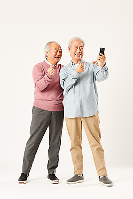 포토 JPG 스튜디오촬영 전신 할아버지 노년 남자 모션 실내 정보기술 서기 미소 누끼 두명 앞모습 친구 실버라이프 스마트폰 우정 한국인 셀프카메라 흰배경 70대 IT산업 손하트 노인남자만 4차산업 국내포토 라이프스타일 산업 뷰포인트 백그라운드 관계 기술 표정 사람 동양인 손짓 성인 내부 핸드폰 스마트기기 사진촬영 흰색 남자만 노인만 파일형식