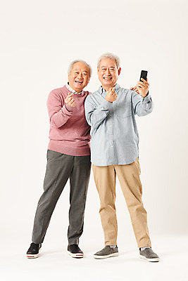 포토 JPG 스튜디오촬영 전신 할아버지 노년 남자 모션 실내 정보기술 서기 미소 누끼 두명 친구 실버라이프 스마트폰 우정 한국인 셀프카메라 흰배경 70대 IT산업 손하트 노인남자만 4차산업 국내포토 라이프스타일 산업 백그라운드 관계 기술 표정 사람 동양인 손짓 성인 내부 핸드폰 스마트기기 사진촬영 흰색 남자만 노인만 파일형식
