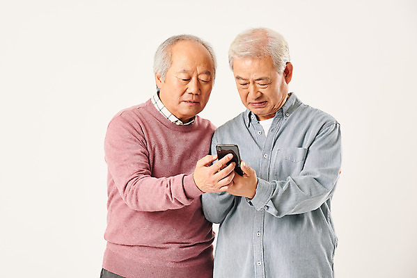 포토 JPG 스튜디오촬영 응시 할아버지 노년 남자 모션 실내 정보기술 서기 누끼 상반신 두명 앞모습 친구 실버라이프 스마트폰 우정 한국인 흰배경 70대 IT산업 노인남자만 4차산업 국내포토 라이프스타일 시선 산업 뷰포인트 백그라운드 관계 기술 사람 동양인 성인 내부 핸드폰 스마트기기 흰색 남자만 노인만 파일형식