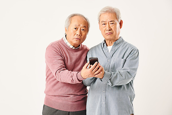 포토 JPG 스튜디오촬영 할아버지 노년 남자 모션 실내 정보기술 서기 누끼 상반신 두명 앞모습 친구 실버라이프 스마트폰 우정 한국인 흰배경 70대 IT산업 노인남자만 4차산업 국내포토 라이프스타일 산업 뷰포인트 백그라운드 관계 기술 사람 동양인 성인 내부 핸드폰 스마트기기 흰색 남자만 노인만 파일형식