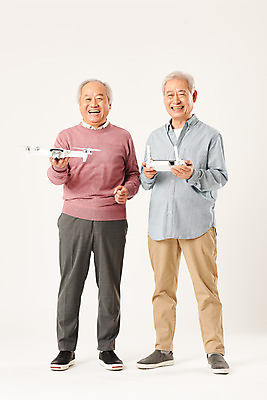 포토 JPG 스튜디오촬영 전신 할아버지 노년 남자 모션 실내 정보기술 서기 미소 누끼 두명 앞모습 친구 실버라이프 우정 운전 한국인 흰배경 70대 IT산업 드론 조종장치 노인남자만 4차산업 국내포토 라이프스타일 산업 뷰포인트 백그라운드 관계 기술 표정 사람 동양인 성인 내부 장비 흰색 남자만 노인만 파일형식