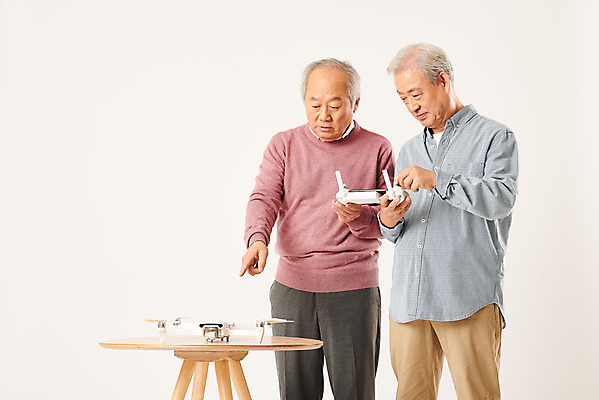 포토 JPG 스튜디오촬영 할아버지 노년 남자 모션 실내 정보기술 서기 누끼 상반신 두명 앞모습 친구 실버라이프 우정 운전 한국인 가리킴 흰배경 70대 IT산업 드론 조종장치 탁상 노인남자만 4차산업 국내포토 라이프스타일 산업 뷰포인트 가구 백그라운드 관계 기술 사람 동양인 손짓 성인 내부 장비 흰색 남자만 노인만 파일형식