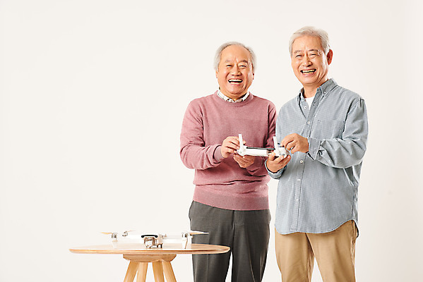 포토 JPG 스튜디오촬영 할아버지 노년 남자 모션 실내 정보기술 서기 미소 누끼 상반신 두명 앞모습 친구 실버라이프 우정 운전 한국인 흰배경 70대 IT산업 드론 조종장치 탁상 노인남자만 4차산업 국내포토 라이프스타일 산업 뷰포인트 가구 백그라운드 관계 기술 표정 사람 동양인 성인 내부 장비 흰색 남자만 노인만 파일형식