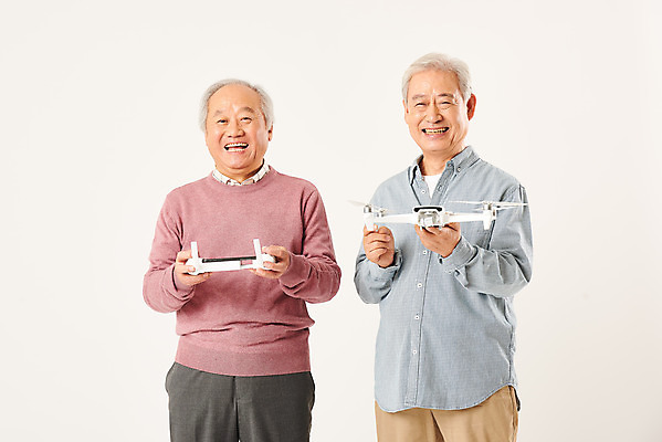 포토 JPG 스튜디오촬영 할아버지 노년 남자 모션 실내 정보기술 서기 미소 누끼 상반신 두명 앞모습 친구 실버라이프 우정 운전 한국인 흰배경 70대 IT산업 드론 조종장치 노인남자만 4차산업 국내포토 라이프스타일 산업 뷰포인트 백그라운드 관계 기술 표정 사람 동양인 성인 내부 장비 흰색 남자만 노인만 파일형식