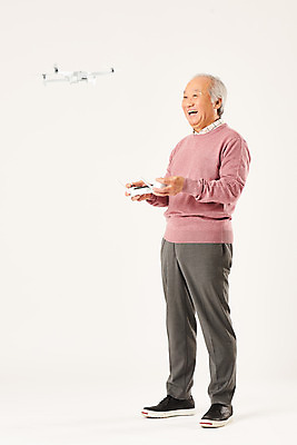 포토 JPG 스튜디오촬영 전신 응시 할아버지 노년 남자 모션 실내 정보기술 한명 서기 미소 누끼 옆모습 실버라이프 운전 한국인 즐거움 흰배경 70대 IT산업 드론 조종장치 노인남자한명만 4차산업 국내포토 1 라이프스타일 시선 감정 산업 뷰포인트 백그라운드 기술 표정 사람 동양인 성인 내부 장비 흰색 남자한명만 노인남자만 파일형식