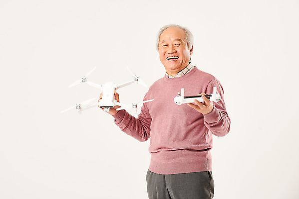 포토 JPG 스튜디오촬영 할아버지 노년 남자 모션 실내 정보기술 한명 서기 미소 누끼 상반신 앞모습 실버라이프 운전 한국인 흰배경 70대 IT산업 드론 조종장치 노인남자한명만 4차산업 국내포토 1 라이프스타일 산업 뷰포인트 백그라운드 기술 표정 사람 동양인 성인 내부 장비 흰색 남자한명만 노인남자만 파일형식