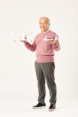 포토 JPG 스튜디오촬영 전신 할아버지 노년 남자 모션 실내 정보기술 한명 서기 미소 누끼 앞모습 실버라이프 운전 한국인 흰배경 70대 IT산업 드론 조종장치 노인남자한명만 4차산업 국내포토 1 라이프스타일 산업 뷰포인트 백그라운드 기술 표정 사람 동양인 성인 내부 장비 흰색 남자한명만 노인남자만 파일형식