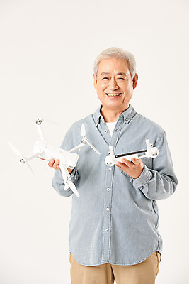 포토 JPG 스튜디오촬영 할아버지 노년 남자 모션 실내 정보기술 한명 서기 미소 누끼 상반신 앞모습 실버라이프 운전 한국인 흰배경 70대 IT산업 드론 조종장치 노인남자한명만 4차산업 국내포토 1 라이프스타일 산업 뷰포인트 백그라운드 기술 표정 사람 동양인 성인 내부 장비 흰색 남자한명만 노인남자만 파일형식