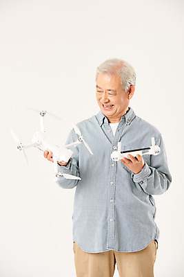 포토 JPG 스튜디오촬영 할아버지 노년 남자 모션 실내 정보기술 한명 서기 미소 누끼 상반신 앞모습 실버라이프 운전 한국인 흰배경 70대 IT산업 드론 조종장치 노인남자한명만 4차산업 국내포토 1 라이프스타일 산업 뷰포인트 백그라운드 기술 표정 사람 동양인 성인 내부 장비 흰색 남자한명만 노인남자만 파일형식