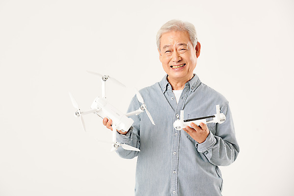 포토 JPG 스튜디오촬영 할아버지 노년 남자 모션 실내 정보기술 한명 서기 미소 누끼 상반신 앞모습 실버라이프 운전 한국인 흰배경 70대 IT산업 드론 조종장치 노인남자한명만 4차산업 국내포토 1 라이프스타일 산업 뷰포인트 백그라운드 기술 표정 사람 동양인 성인 내부 장비 흰색 남자한명만 노인남자만 파일형식