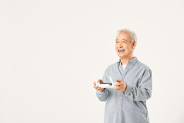 포토 JPG 스튜디오촬영 할아버지 노년 남자 모션 실내 정보기술 한명 서기 미소 누끼 상반신 앞모습 실버라이프 운전 한국인 즐거움 흰배경 70대 IT산업 드론 조종장치 노인남자한명만 4차산업 국내포토 1 라이프스타일 감정 산업 뷰포인트 백그라운드 기술 표정 사람 동양인 성인 내부 장비 흰색 남자한명만 노인남자만 파일형식