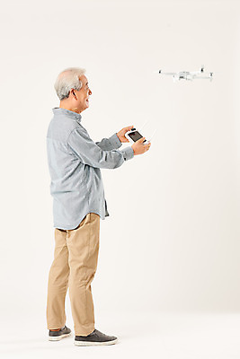 포토 JPG 스튜디오촬영 전신 응시 할아버지 노년 남자 모션 실내 정보기술 한명 서기 누끼 옆모습 실버라이프 운전 한국인 즐거움 흰배경 70대 IT산업 드론 조종장치 노인남자한명만 4차산업 국내포토 1 라이프스타일 시선 감정 산업 뷰포인트 백그라운드 기술 사람 동양인 성인 내부 장비 흰색 남자한명만 노인남자만 파일형식