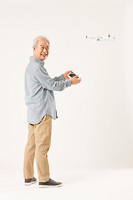 포토 JPG 스튜디오촬영 전신 응시 할아버지 노년 남자 모션 실내 정보기술 한명 서기 누끼 옆모습 실버라이프 운전 한국인 즐거움 흰배경 70대 IT산업 드론 조종장치 노인남자한명만 4차산업 국내포토 1 라이프스타일 시선 감정 산업 뷰포인트 백그라운드 기술 사람 동양인 성인 내부 장비 흰색 남자한명만 노인남자만 파일형식