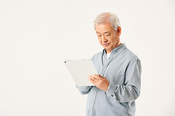 포토 JPG 스튜디오촬영 할아버지 노년 남자 모션 실내 정보기술 한명 서기 누끼 상반신 앞모습 실버라이프 태블릿 한국인 흰배경 70대 IT산업 노인남자한명만 4차산업 국내포토 1 라이프스타일 산업 뷰포인트 백그라운드 기술 사람 동양인 성인 내부 전자제품 스마트기기 흰색 남자한명만 노인남자만 파일형식