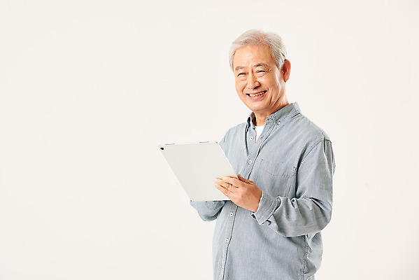 포토 JPG 스튜디오촬영 할아버지 노년 남자 모션 실내 정보기술 한명 서기 미소 누끼 상반신 옆모습 실버라이프 태블릿 한국인 흰배경 70대 IT산업 노인남자한명만 4차산업 국내포토 1 라이프스타일 산업 뷰포인트 백그라운드 기술 표정 사람 동양인 성인 내부 전자제품 스마트기기 흰색 남자한명만 노인남자만 파일형식