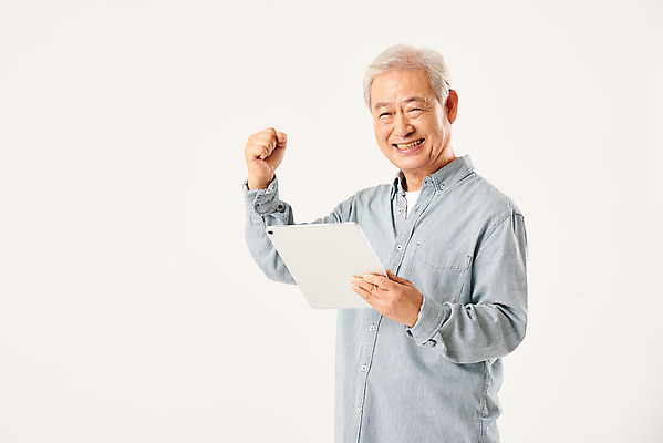 포토 JPG 스튜디오촬영 할아버지 노년 남자 모션 실내 정보기술 한명 서기 미소 누끼 상반신 옆모습 실버라이프 태블릿 파이팅 주먹 한국인 흰배경 70대 IT산업 노인남자한명만 4차산업 국내포토 1 라이프스타일 산업 뷰포인트 백그라운드 기술 표정 사람 동양인 성인 내부 전자제품 스마트기기 흰색 남자한명만 노인남자만 파일형식