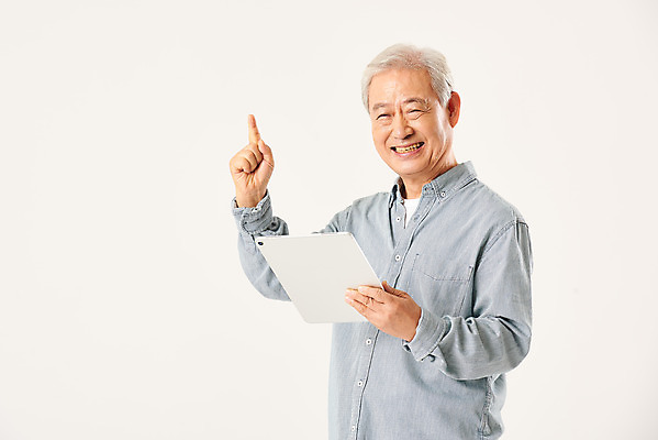 포토 JPG 스튜디오촬영 할아버지 노년 남자 모션 실내 정보기술 한명 서기 미소 누끼 상반신 옆모습 실버라이프 태블릿 한국인 가리킴 흰배경 70대 IT산업 노인남자한명만 4차산업 국내포토 1 라이프스타일 산업 뷰포인트 백그라운드 기술 표정 사람 동양인 손짓 성인 내부 전자제품 스마트기기 흰색 남자한명만 노인남자만 파일형식