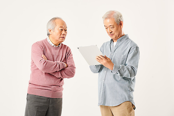 포토 JPG 스튜디오촬영 응시 할아버지 노년 남자 모션 실내 정보기술 서기 누끼 상반신 두명 앞모습 친구 실버라이프 태블릿 팔짱 우정 한국인 엿보기 흰배경 70대 IT산업 노인남자만 4차산업 국내포토 라이프스타일 시선 산업 뷰포인트 백그라운드 관계 기술 사람 동양인 성인 내부 전자제품 스마트기기 흰색 남자만 노인만 파일형식