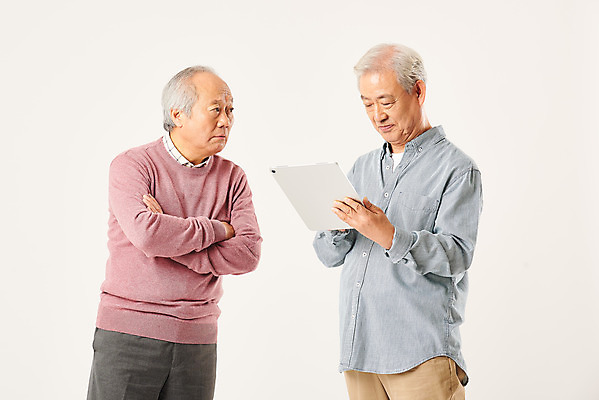 포토 JPG 스튜디오촬영 응시 할아버지 노년 남자 모션 실내 정보기술 서기 누끼 상반신 두명 앞모습 친구 실버라이프 태블릿 팔짱 우정 한국인 엿보기 흰배경 70대 IT산업 노인남자만 4차산업 국내포토 라이프스타일 시선 산업 뷰포인트 백그라운드 관계 기술 사람 동양인 성인 내부 전자제품 스마트기기 흰색 남자만 노인만 파일형식