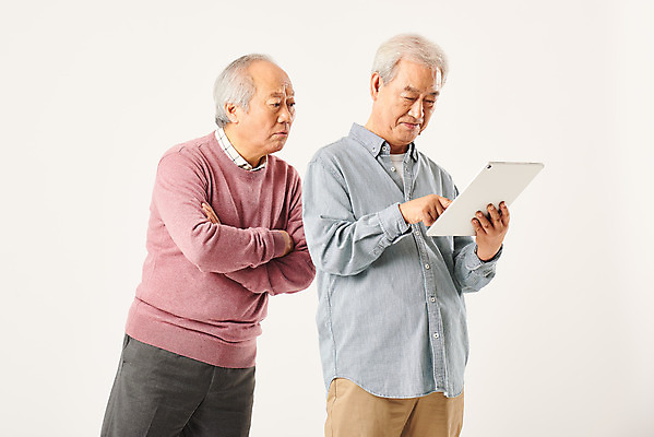 포토 JPG 스튜디오촬영 할아버지 노년 남자 모션 실내 정보기술 서기 미소 누끼 상반신 두명 옆모습 친구 실버라이프 태블릿 팔짱 우정 한국인 엿보기 흰배경 70대 IT산업 노인남자만 4차산업 국내포토 라이프스타일 산업 뷰포인트 백그라운드 관계 기술 표정 사람 동양인 성인 내부 전자제품 스마트기기 흰색 남자만 노인만 파일형식