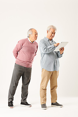 포토 JPG 스튜디오촬영 전신 할아버지 노년 남자 모션 실내 정보기술 서기 누끼 두명 옆모습 친구 실버라이프 태블릿 우정 터치 한국인 엿보기 흰배경 70대 IT산업 노인남자만 4차산업 국내포토 라이프스타일 산업 뷰포인트 백그라운드 관계 기술 사람 동양인 성인 내부 전자제품 스마트기기 흰색 남자만 노인만 파일형식