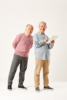 포토 JPG 스튜디오촬영 전신 할아버지 노년 남자 모션 실내 정보기술 서기 미소 누끼 두명 앞모습 옆모습 친구 실버라이프 태블릿 우정 터치 한국인 흰배경 70대 IT산업 노인남자만 4차산업 국내포토 라이프스타일 산업 뷰포인트 백그라운드 관계 기술 표정 사람 동양인 성인 내부 전자제품 스마트기기 흰색 남자만 노인만 파일형식