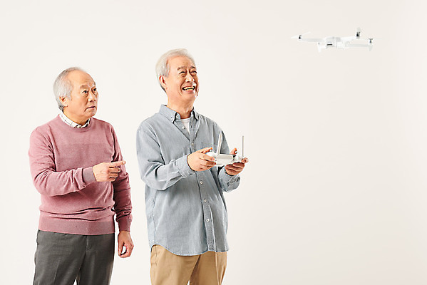 포토 JPG 스튜디오촬영 응시 할아버지 노년 남자 모션 실내 정보기술 서기 미소 누끼 상반신 두명 앞모습 옆모습 친구 실버라이프 우정 운전 한국인 가리킴 리모컨 흰배경 70대 IT산업 드론 노인남자만 4차산업 국내포토 라이프스타일 시선 산업 뷰포인트 백그라운드 관계 기술 표정 사람 동양인 손짓 성인 내부 흰색 남자만 노인만 파일형식