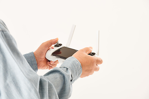 포토 JPG 스튜디오촬영 손 할아버지 노년 남자 모션 실내 정보기술 한명 서기 들기 누끼 상반신 신체부위 실버라이프 스마트폰 운전 한국인 리모컨 흰배경 70대 IT산업 드론 조종장치 노인남자한명만 4차산업 국내포토 1 라이프스타일 산업 백그라운드 기술 사람 동양인 성인 내부 핸드폰 스마트기기 장비 흰색 남자한명만 노인남자만 파일형식