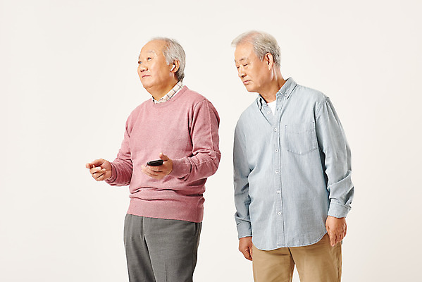 포토 JPG 스튜디오촬영 할아버지 노년 남자 모션 실내 정보기술 서기 들기 누끼 상반신 두명 옆모습 친구 실버라이프 스마트폰 우정 한국인 엿보기 흰배경 70대 IT산업 노래감상 노인남자만 4차산업 국내포토 라이프스타일 산업 뷰포인트 백그라운드 관계 기술 사람 동양인 성인 내부 핸드폰 스마트기기 음악감상 흰색 남자만 노인만 파일형식