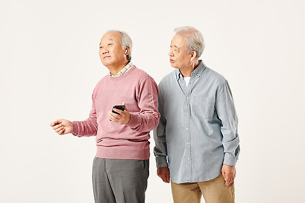 포토 JPG 스튜디오촬영 할아버지 노년 남자 모션 실내 정보기술 서기 들기 누끼 상반신 두명 옆모습 친구 실버라이프 스마트폰 우정 한국인 엿보기 흰배경 70대 IT산업 노래감상 노인남자만 4차산업 국내포토 라이프스타일 산업 뷰포인트 백그라운드 관계 기술 사람 동양인 성인 내부 핸드폰 스마트기기 음악감상 흰색 남자만 노인만 파일형식