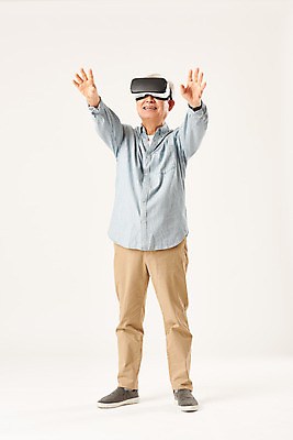 포토 JPG 스튜디오촬영 전신 할아버지 노년 남자 모션 실내 정보기술 한명 서기 누끼 앞모습 실버라이프 한국인 즐거움 흰배경 70대 IT산업 손뻗기 가상현실 노인남자한명만 4차산업 VR기기 국내포토 1 라이프스타일 감정 산업 뷰포인트 백그라운드 기술 사람 동양인 성인 내부 기계 흰색 남자한명만 노인남자만 파일형식