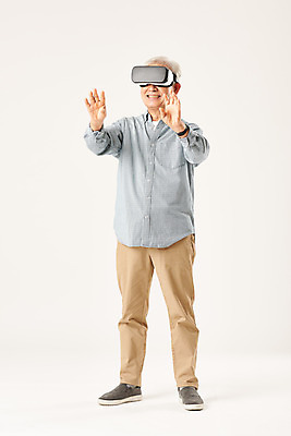 포토 JPG 스튜디오촬영 전신 할아버지 노년 남자 모션 실내 정보기술 한명 서기 누끼 앞모습 실버라이프 한국인 즐거움 흰배경 70대 IT산업 손뻗기 가상현실 노인남자한명만 4차산업 VR기기 국내포토 1 라이프스타일 감정 산업 뷰포인트 백그라운드 기술 사람 동양인 성인 내부 기계 흰색 남자한명만 노인남자만 파일형식